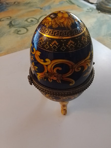 Tumman sininen rasia kullan väriset koristeet (2 valokuva sivusta 5)