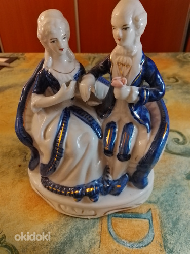 Prinsessa ja prinssi sohvalla antiikki patsas