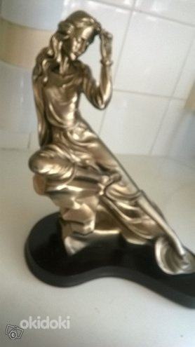 PRONSSIN VÄRINEN NAISPATSAS PORTAILLA