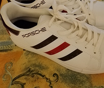 Porsche lenkkarit valkoiset raita kuvioilla ja logo