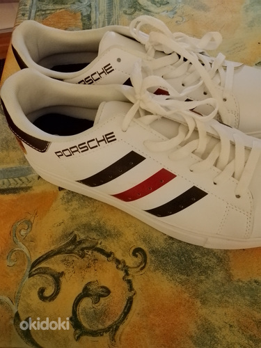 Porsche lenkkarit valkoiset raita kuvioilla ja logo