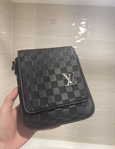 Louis Vuitton (1 foto / 3)