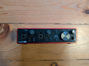 Focusrite Scarlett 2i2 3rd Gen (2 foto / 4)