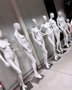 Mannekeenid / täispikad / naised (1 foto / 1)