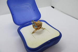 Золотое кольцо с голубыми камнями-женское-2,87 гр.