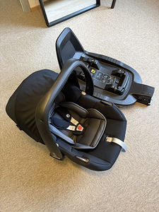 Maxi-Cosi Tinca + FamilyFix2 ISOFIX комплект + обувь (3 фото из 8)