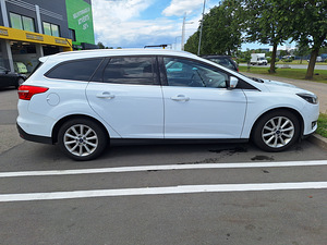 Ford Focus (5 foto / 15)