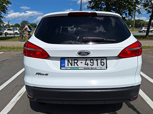 Ford Focus (8 foto / 15)