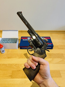 UUS UMAREX SMITH & WESSON M29 8 3/8" 4,5mm CO2 revolver kit (7 foto / 10)