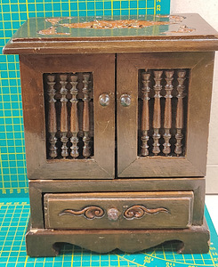 Jewelry cabinet-like box (1 foto / 5)