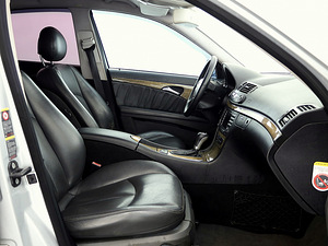 Mercedes-Benz E 220 Avantgarde Facelift ATM 2.1 CDI 125kW (6 foto / 9)