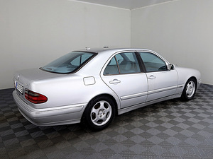 Mercedes-Benz E 320 Avantgarde ATM 3.2 CDI 145kW (3 foto / 8)