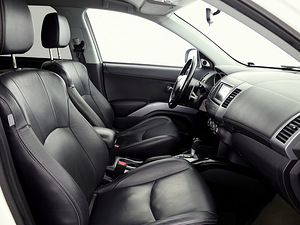 Mitsubishi Outlander Luxury Facelift ATM 2.4 125kW (6 foto / 9)