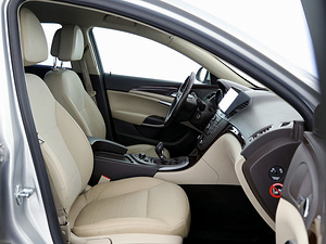 Opel Insignia Cosmo LPG 4x4 2.8 191kW (6 фото из 8)
