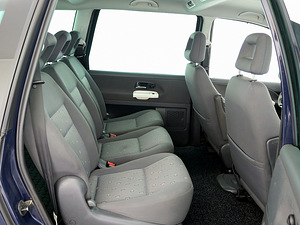 Volkswagen Sharan Comfortline Facelift 2.0 TDI 103kW (7 фото из 8)