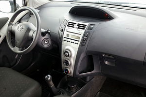 Toyota Yaris Linea Sol A-C 1.3 64kW (5 foto / 8)