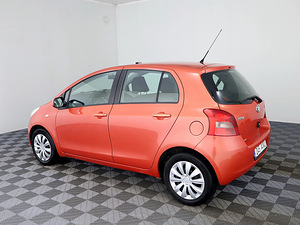 Toyota Yaris Linea Sol A-C 1.3 64kW (4 фото из 8)