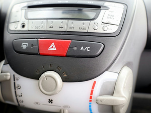 Toyota Aygo Linea Sol A-C 1.0 50kW (8 фото из 9)