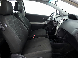 Toyota Yaris Linea Sol A-C 1.3 64kW (6 фото из 8)