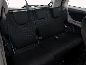 Toyota Yaris Linea Sol A-C 1.3 64kW (7 фото из 8)