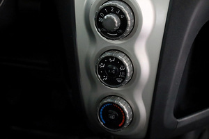 Toyota Yaris Linea Sol A-C 1.3 64kW (8 фото из 8)