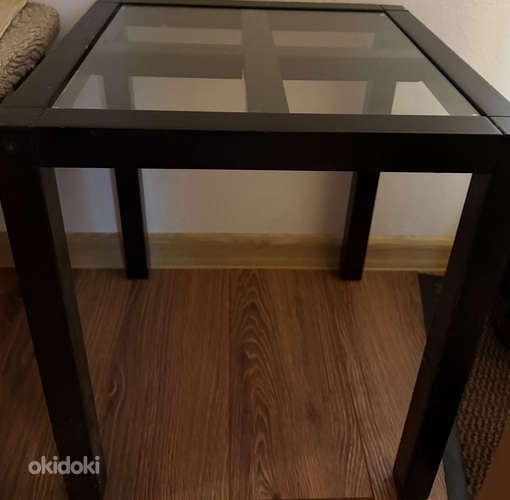 Must klaasiga kohvilaud