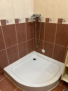 Душевой поддон с краном (1 фото из 1)