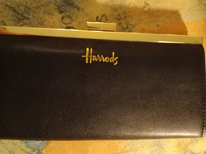 HARROD MUSTA NAHKALOMPAKKO (1 valokuva sivusta 3)