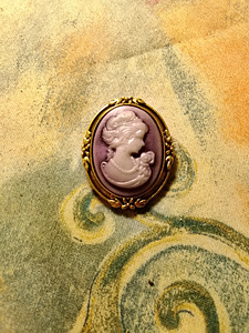 CAMEE PUKUKORUTUMMA LILA TAUSTAVÄRI (1 valokuva sivusta 2)