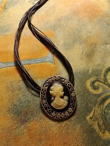 CAMEE KAULAKORU NAUHOILLA (1 valokuva sivusta 2)