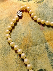 VALKOISET HELMET (1 valokuva sivusta 2)