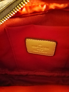 LOUIS VUITTON LOMPAKKO OMASSA LAATIKOSSA (3 valokuva sivusta 7)