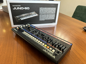 Roland JU-06A (3 фото из 5)