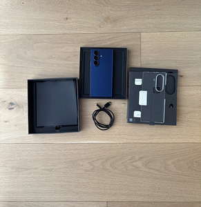 Galaxy Z Fold 7 (16 GB,1 TB) (4 foto / 6)