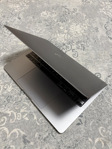 MacBook Pro 16 (2019) (3 foto / 4)