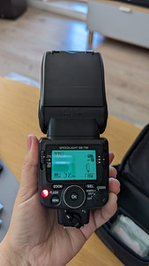 Nikon speedlight SB-700 (2 foto / 5)