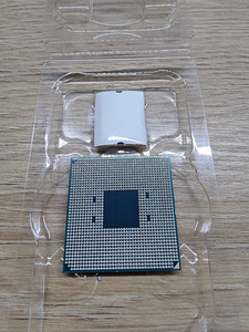 AMD Ryzen 7 5800X3D (2 фото из 3)