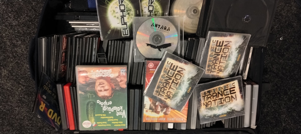 DVD-d vene ja inglise keeles filmidega. CD muusikaga.