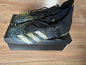 Оригинальные бутсы Adidas (2 фото из 3)