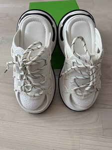 Balenciaga (1 foto / 4)