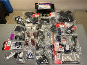 SUUR KOMPLEKT RC puldiauto Traxxas E-Revo, 4WD, 1/8 + lisad (6 foto / 10)