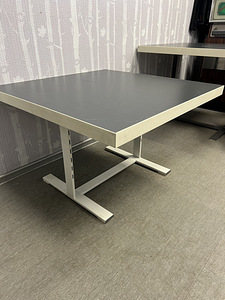 Прочный стол 90x90x58см (2 фото из 2)