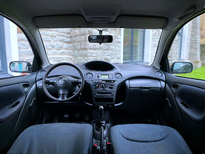 TOYOTA YARIS / BENSIIN / FACELIFT / ÜV 06.2025 (10 foto / 15)