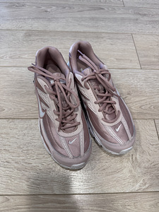 Кроссовки Nike (1 фото из 3)