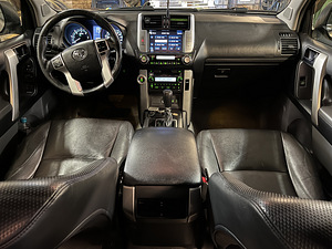 Toyota Land Cruiser (8 foto / 9)