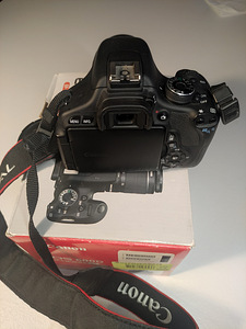 EOS 600 D Diigipeegelkaamera (4 foto / 7)