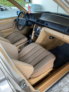 W124 mercedes-benz e260 (11 foto / 12)
