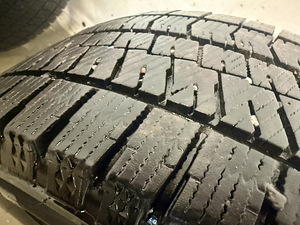 Bridgestone Blizzak 205/55R16 M+S 6-7мм. (с дисками Toyota) (8 фото из 9)