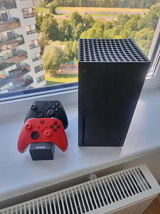 XBOX SERIES X + 2 X CONTROLLER + CHARGING STATION (1 foto / 1)