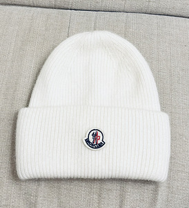 Новый! Белая теплая зимняя шапка Moncler